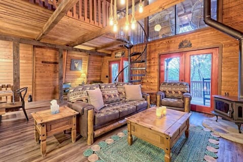 Near Downtown Helen - HotTub, Sauna, Game Room, Fire Pit Chalet in Helen