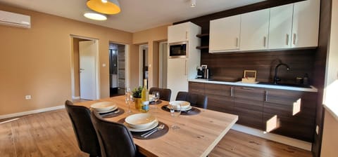 Kitchen or kitchenette, Seating area, Dining area, minibar, stove