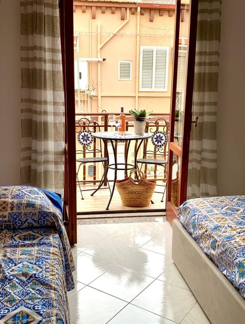 Property building, Balcony/Terrace, Bedroom