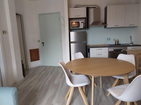 Kitchen or kitchenette, dishwasher, minibar