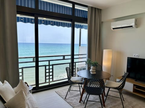 Natural landscape, TV and multimedia, View (from property/room), Balcony/Terrace, Living room, Photo of the whole room, Seating area, Dining area, Beach, Evening entertainment, Sea view, air conditioner