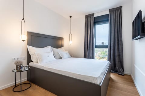 Bed, TV and multimedia, Bedroom