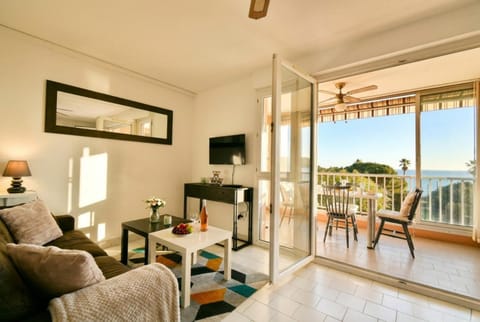 Communal lounge/ TV room, View (from property/room), Balcony/Terrace, Sea view