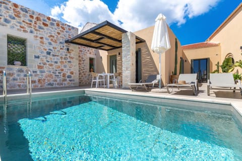 Property building, Patio, Day, Pool view, Swimming pool, sunbed