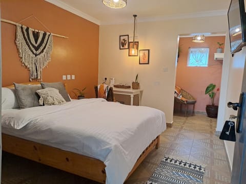 Bed, TV and multimedia, Photo of the whole room, Bedroom