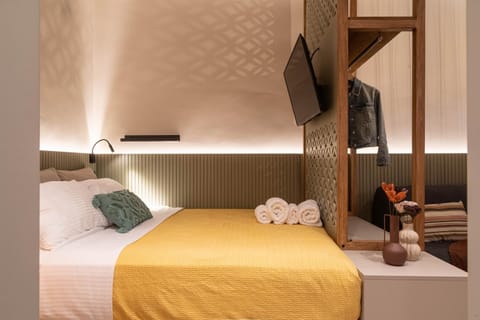 Bed, TV and multimedia, Bedroom