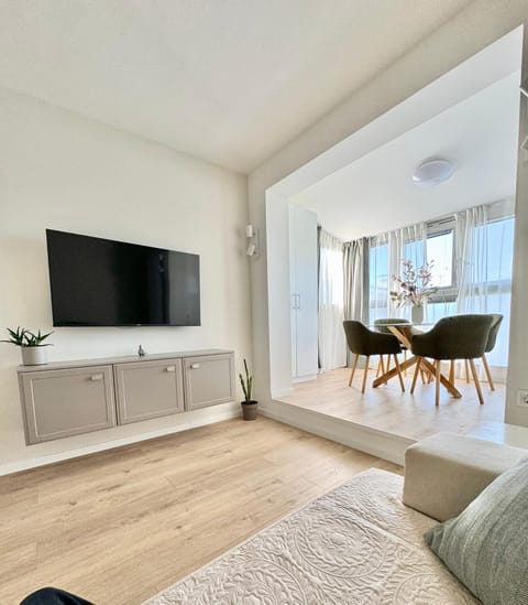 Communal lounge/ TV room, TV and multimedia, Living room, Seating area, Dining area, Evening entertainment