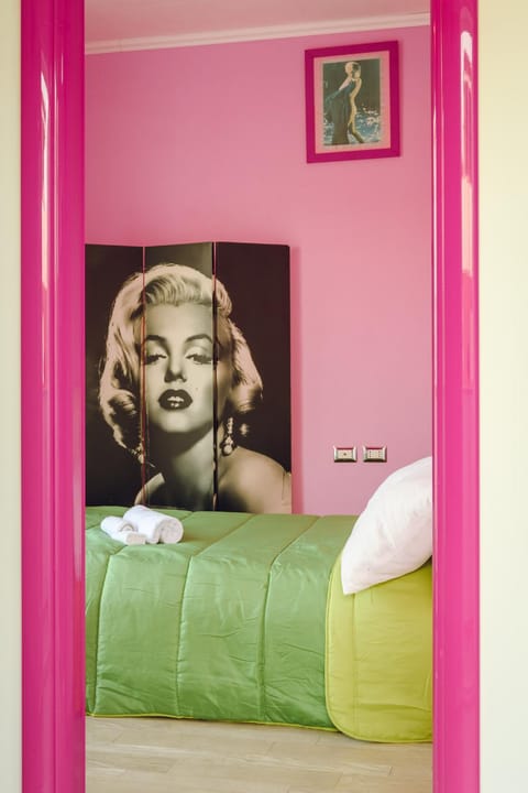 Bed, Photo of the whole room, Decorative detail, Bedroom