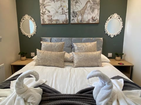 Bed, Photo of the whole room, Bedroom, towels