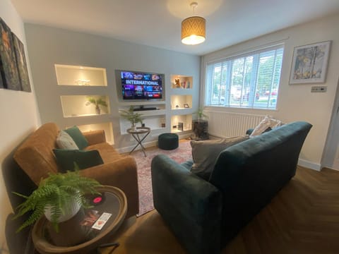 Communal lounge/ TV room, TV and multimedia, Living room, Seating area, Evening entertainment