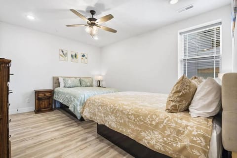 The Lake Fish-Amazing Views-Sleeps 24-indoor-outdoor pools House in Indian Point