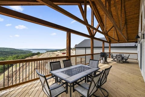 The Lake Fish-Amazing Views-Sleeps 24-indoor-outdoor pools House in Indian Point