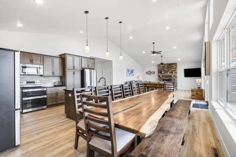 The Lake Fish-Amazing Views-Sleeps 24-indoor-outdoor pools House in Indian Point