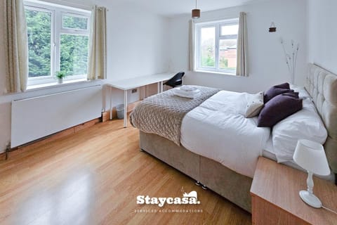 Large 6BR Manchester House Free Parking & WiFi House in Manchester