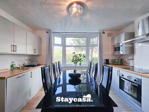 Large 6BR Manchester House Free Parking & WiFi House in Manchester