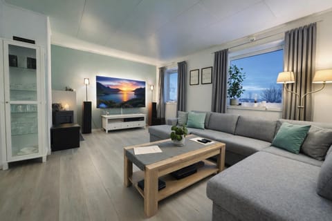 Communal lounge/ TV room, TV and multimedia, View (from property/room), Living room, Seating area, internet