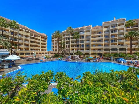 Property building, Swimming pool, sunbed