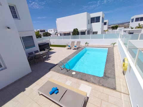 Day, View (from property/room), Balcony/Terrace, Pool view, Swimming pool, sunbed