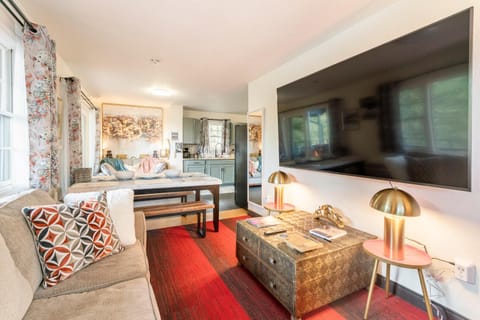 TV and multimedia, Living room, Seating area, Dining area