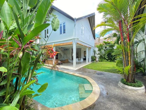 Property building, Day, Garden, Garden view, Pool view, Swimming pool