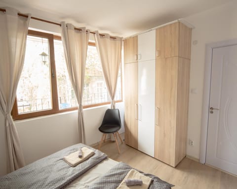 Bed, Photo of the whole room, Seating area, Bedroom, internet, towels, wardrobe