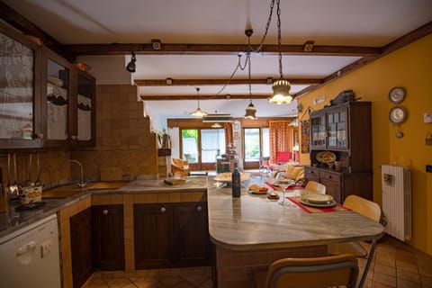 Kitchen or kitchenette, Food and drinks