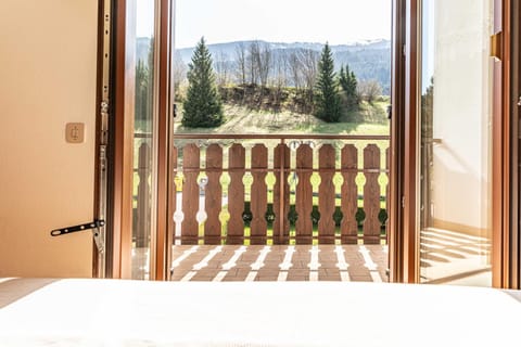 Spring, Bed, Day, Natural landscape, View (from property/room), Balcony/Terrace, Photo of the whole room, Bedroom, Mountain view