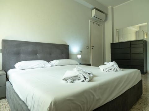 Bed, Photo of the whole room, Bedroom, towels, wardrobe, air conditioner