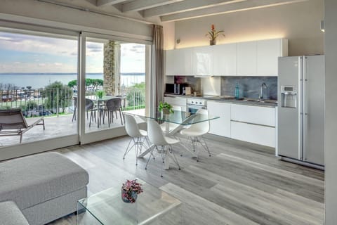 View (from property/room), Balcony/Terrace, Kitchen or kitchenette, Living room, Seating area, Dining area, oven, pet friendly