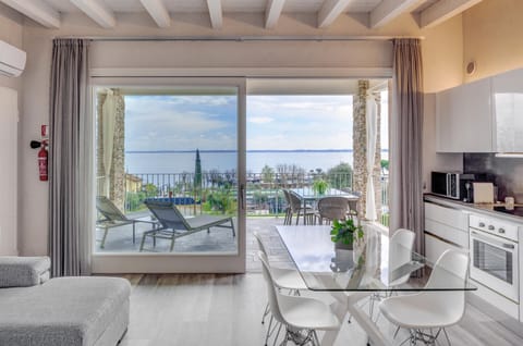 View (from property/room), Balcony/Terrace, Living room, Seating area, Dining area, Sea view, oven, pet friendly