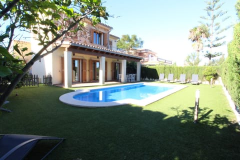 Property building, Garden, Swimming pool, Swimming pool, Family