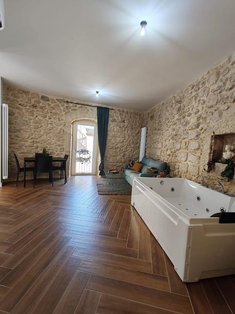 Hot Tub, Living room, Photo of the whole room