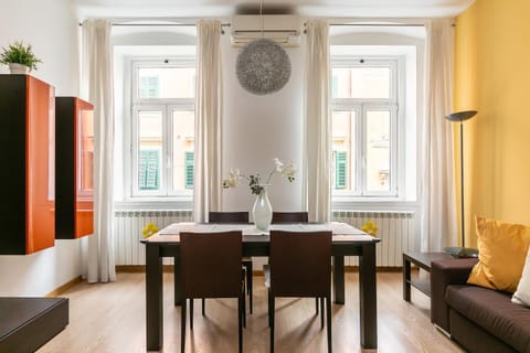Living room, Seating area, Dining area, internet, air conditioner