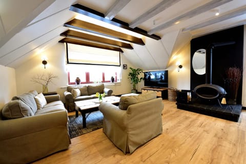 Communal lounge/ TV room, Living room, Seating area