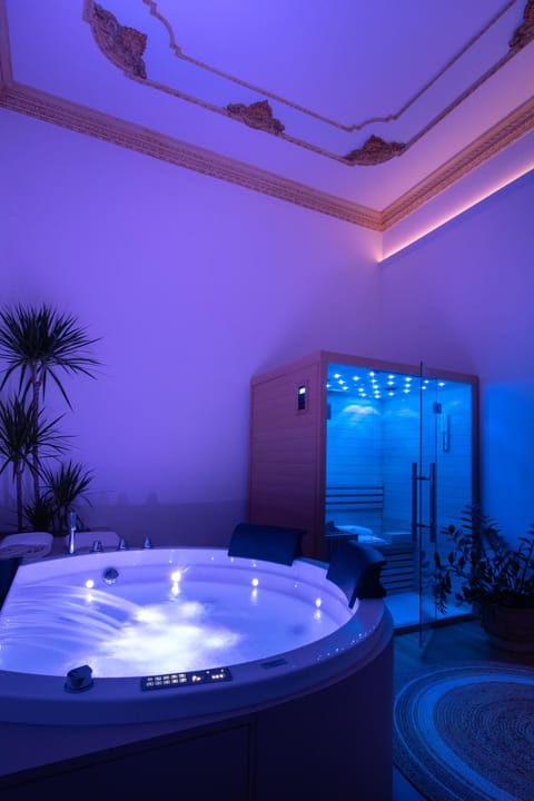 Hot Tub, Sauna, Sauna, View (from property/room), Spa and wellness centre/facilities