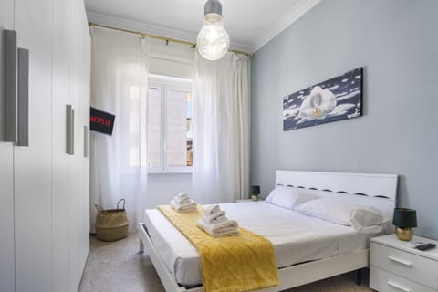 Bed, TV and multimedia, Photo of the whole room, Bedroom, towels