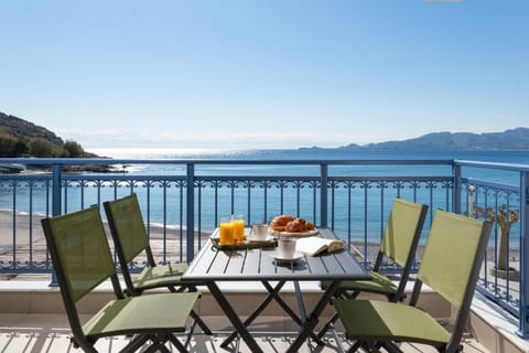 View (from property/room), Balcony/Terrace, Dining area, Sea view