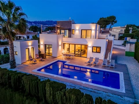 Property building, Swimming pool, sunbed