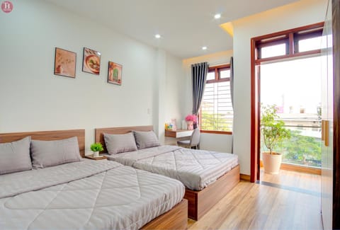 Bed, Photo of the whole room, Seating area, Bedroom