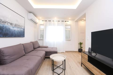 Communal lounge/ TV room, TV and multimedia, Living room, Seating area, Evening entertainment