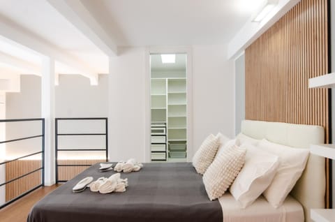 Bed, Bedroom, towels, wardrobe
