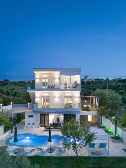 Property building, Natural landscape, Balcony/Terrace, Pool view, Swimming pool, sunbed