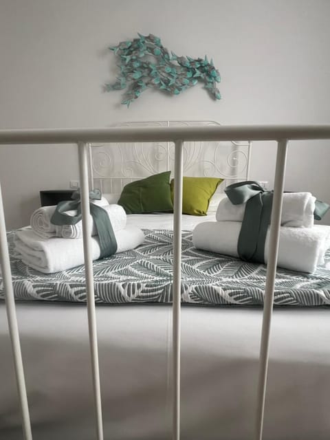 Bed, Bedroom, towels