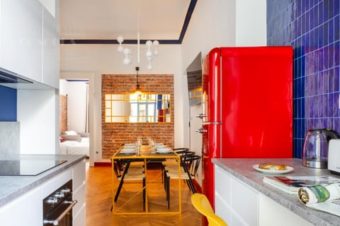 Kitchen or kitchenette, Dining area