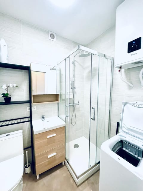 Shower, Bathroom, towels, washing machine