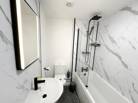 Aristotle House by Blue Skies Stays House in England