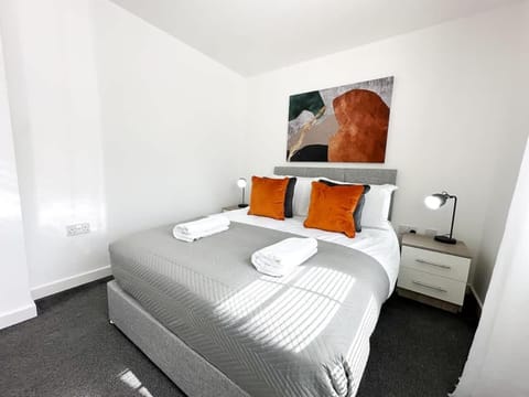 Aristotle House by Blue Skies Stays House in England