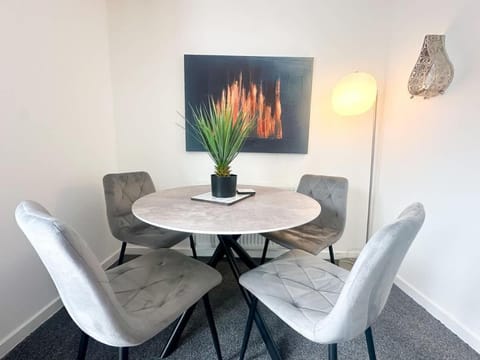 Aristotle House by Blue Skies Stays House in England