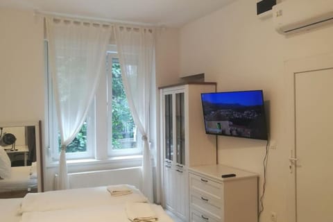 Bed, TV and multimedia, Photo of the whole room, Bedroom, wardrobe, air conditioner