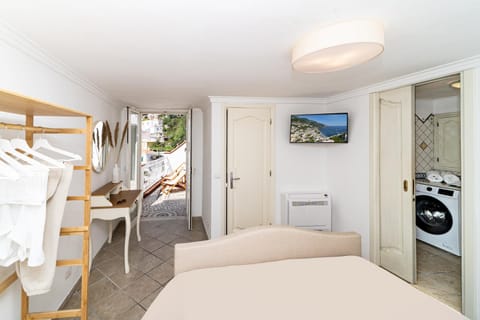 Bed, Photo of the whole room, Bedroom, washing machine